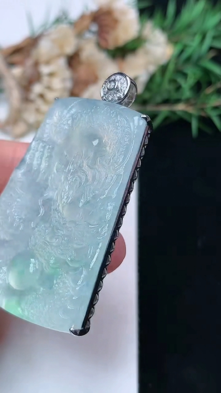 天然A货翡翠龙牌吊坠，尺寸44.3-31.7-9.6，重量:20.27g
4月16日