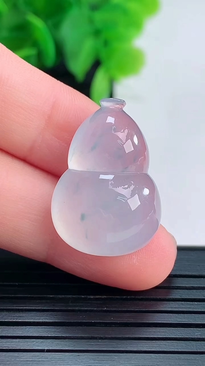 天然A货翡翠种飘花葫芦镶嵌件尺寸24.1-17.1-8.5重量:5.69g
4月16日