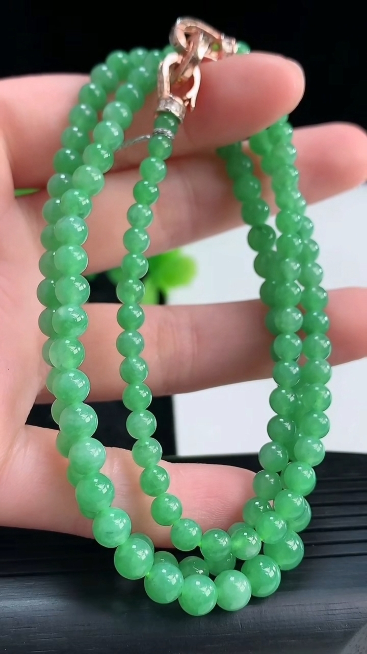 天然A货翡翠圆珠项链尺寸5.4-128颗重量:23.24g4月16日
工厂直销收藏佳品,种好水足，色泽均匀，有种有色，上手高大气！