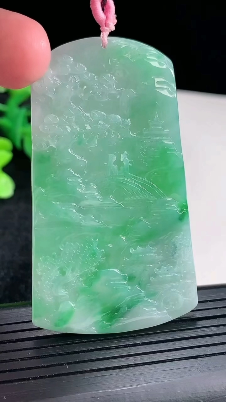 天然A货翡翠山水牌吊坠尺寸65-38-4.5重量:28.85g
4月16日