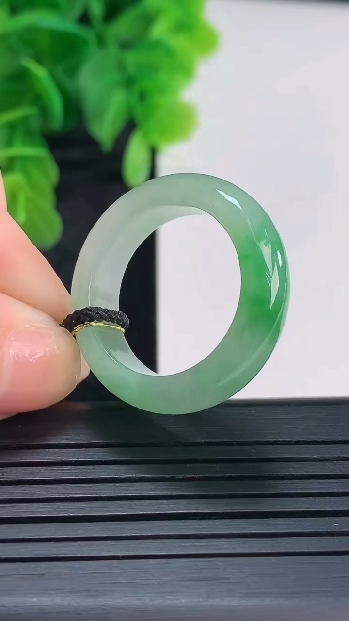 天然A货翡翠指环戒指尺寸20.1-6.7-3.9重量:6.05g2026年4月16日
工厂直销收藏佳品,种好水足，色泽均匀，有种有色，上手高大气！