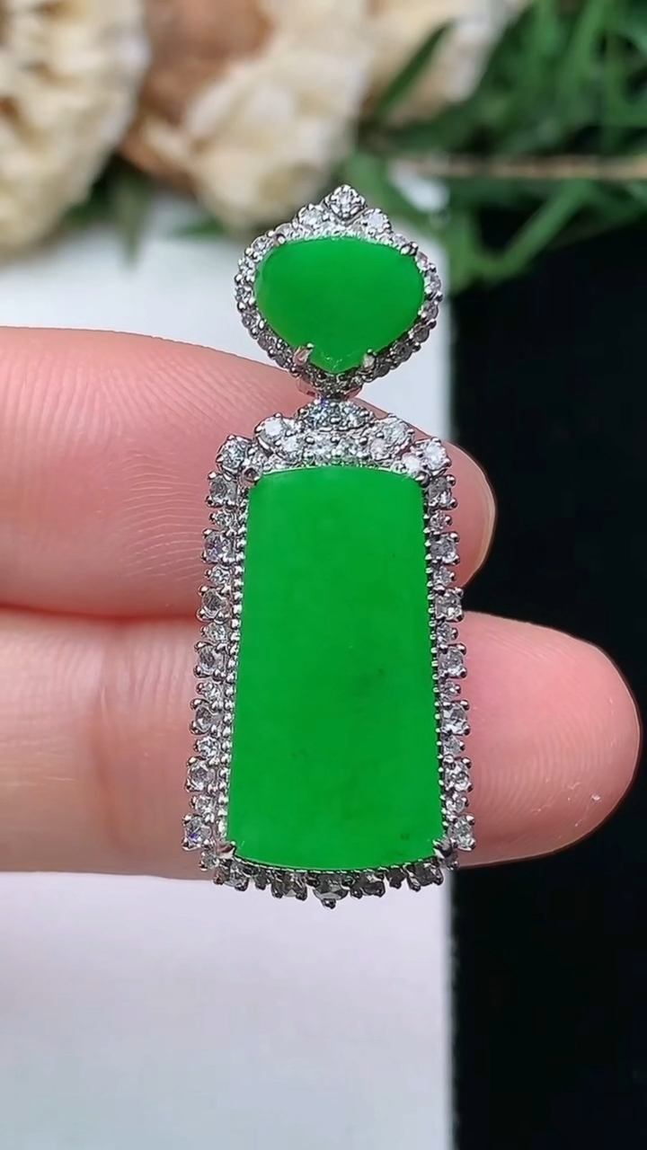 天然A货翡翠无事牌吊坠，尺寸31-12.7-8，裸石16.7-8.7，重量:4.14g
4月16日