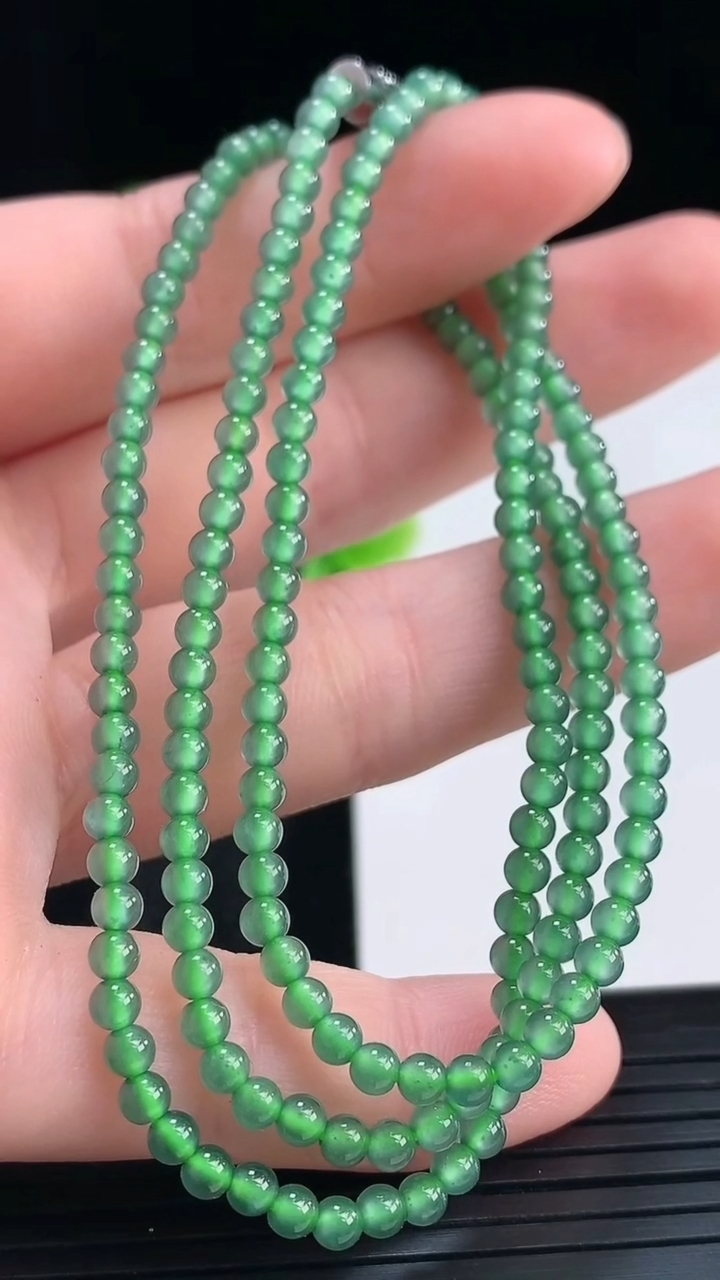 天然A货翡翠小米珠项链尺寸2.9重量:8.83g
4月16日