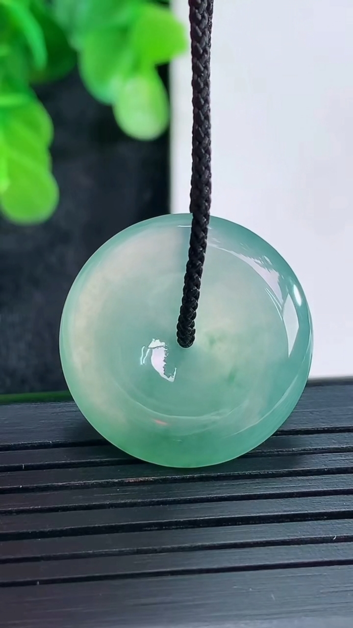 天然A货翡翠飘花平安扣吊坠尺寸23.6-5.5重量:6.46g
4月16日