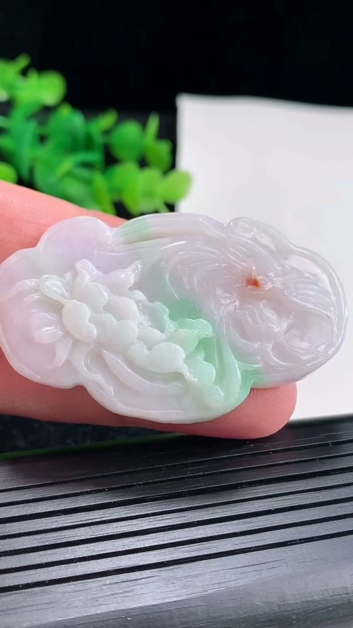 天然A货翡翠春带彩 飘绿和和美美 荷花吊坠尺寸54-32.6-6.8重量:18.74g
4月16日