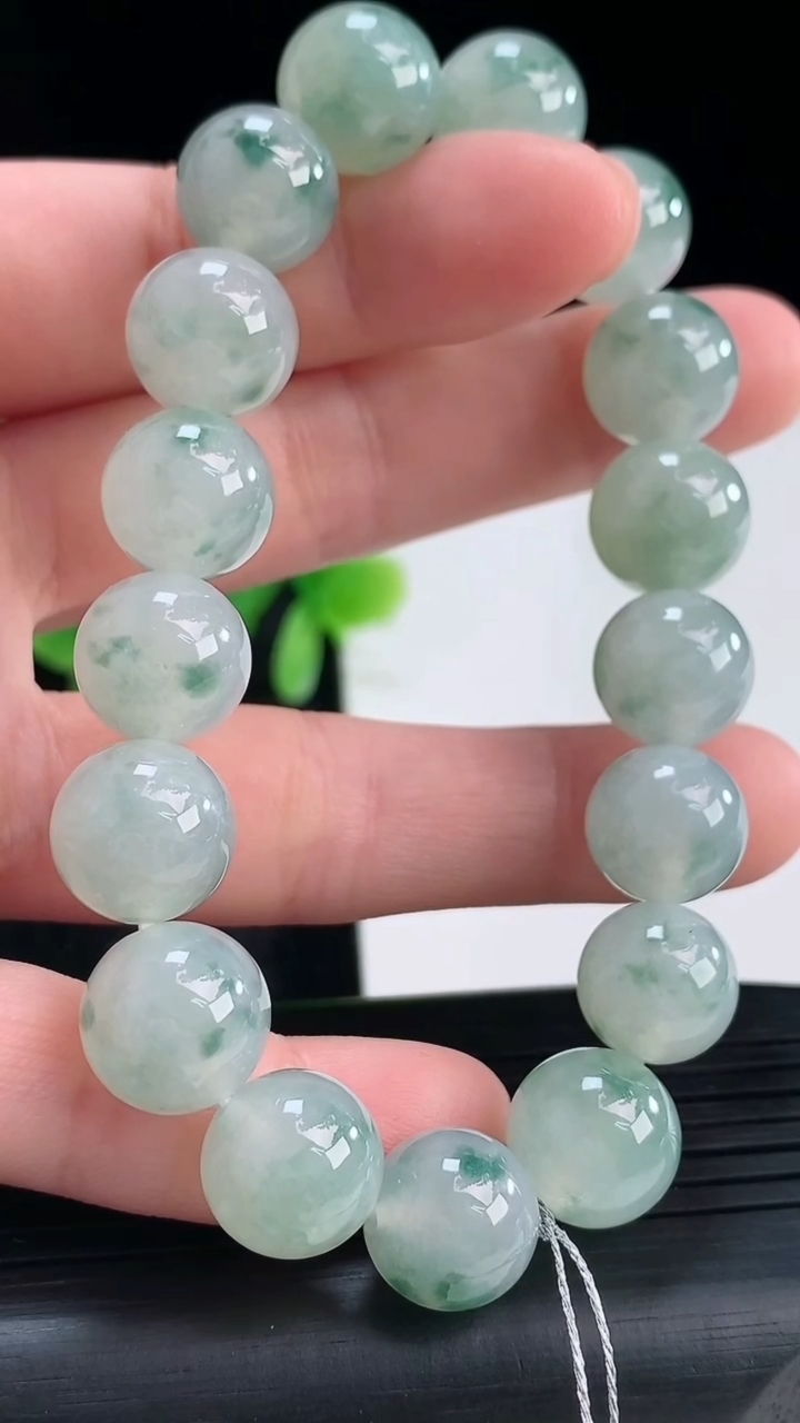 天然A货翡翠飘花圆珠手串尺寸11.2-17颗重量:40.93g4月16日
工厂直销收藏佳品,种好水足