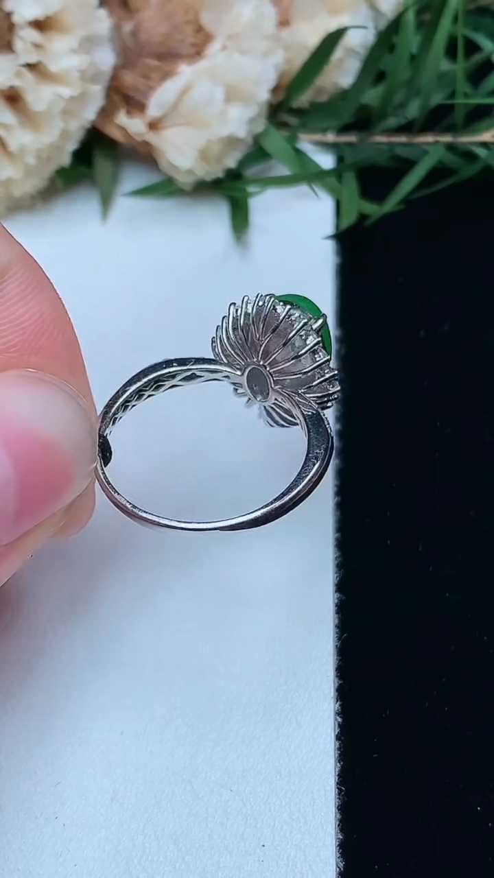天然A货翡翠蛋面戒指，尺寸16.7-9.8-7.3，重量:3.15g2026年4月16日
工厂直销收藏佳品,种好水足，色泽均匀，有种有色，上手高大气！