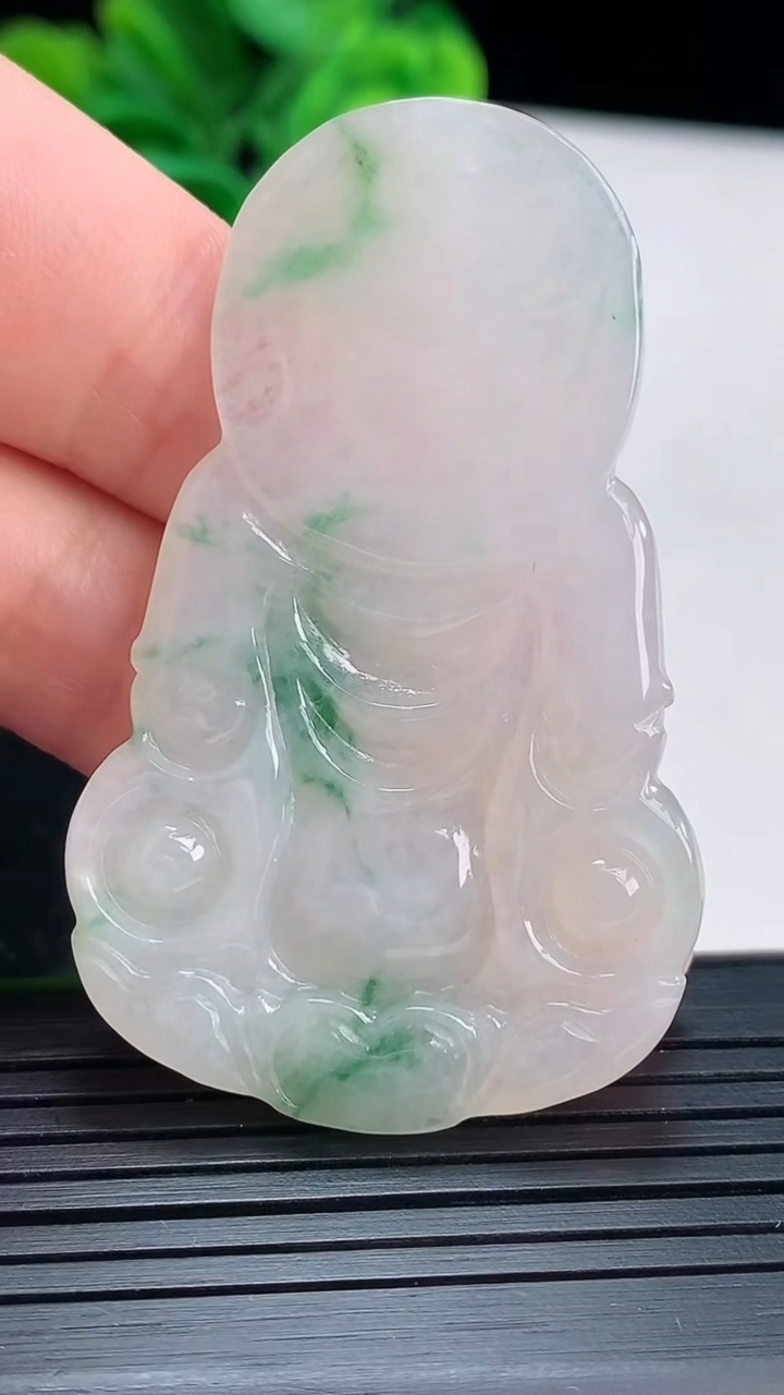 天然A货翡翠飘花观音菩萨吊坠尺寸54.1-33.7-5.6重量:17.39g
4月16日