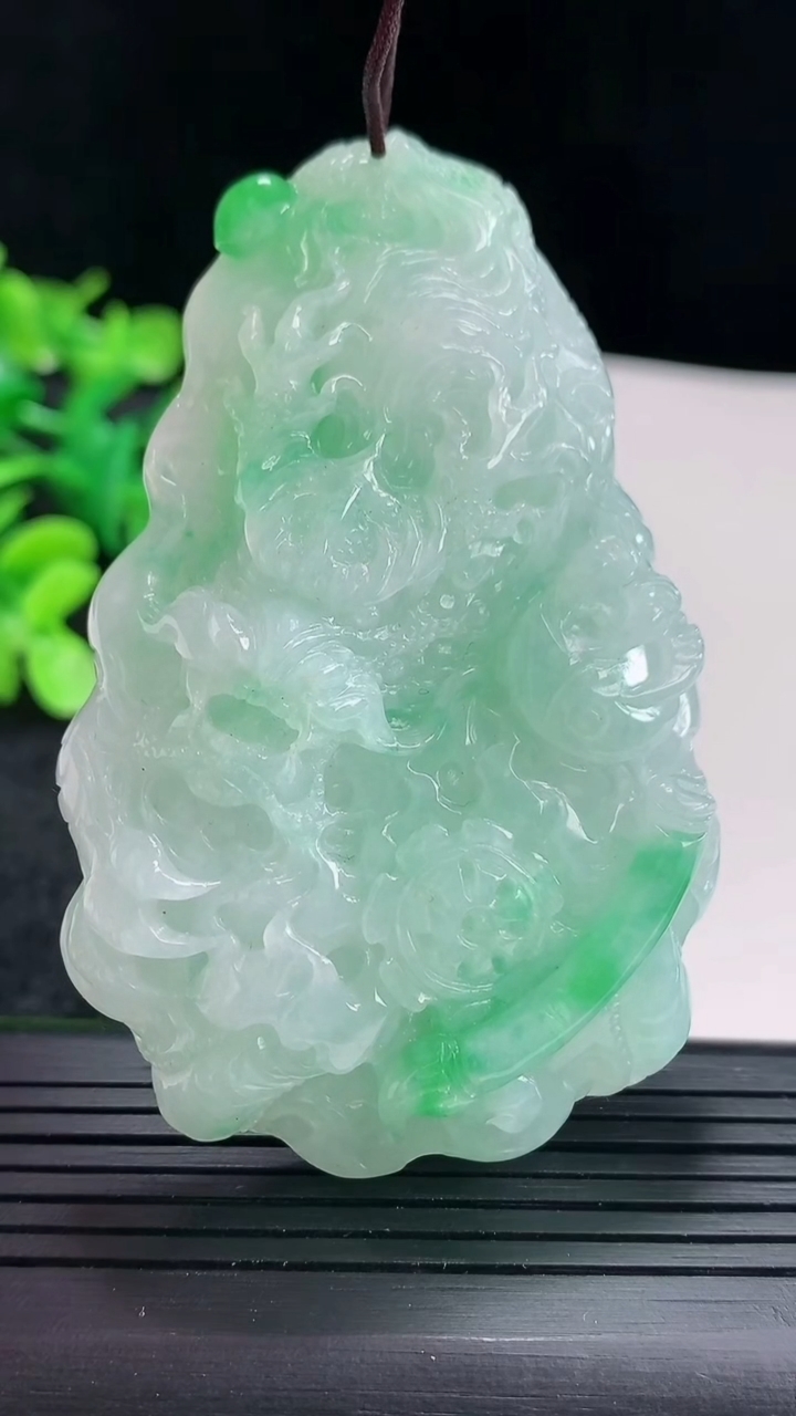 天然A货翡翠龙牌吊坠尺寸71-46-13.6重量:66.02g
4月16日