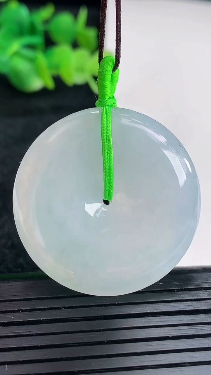 天然A货翡翠平安扣吊坠尺寸35-5.8重量:15.65g
4月16日