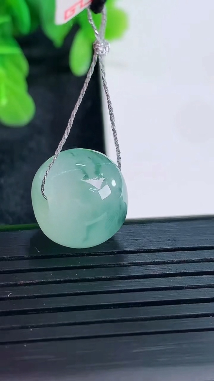 天然A货翡翠飘花路路通吊坠尺寸15.5-12.3重量:5.95g
4月16日