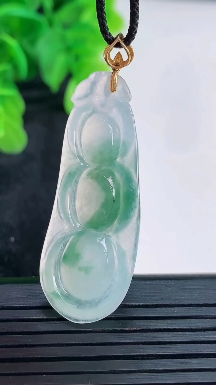 天然A货翡翠18K金飘花福豆吊坠尺寸43.5-16.4-5.1重量:6.00g
4月16日