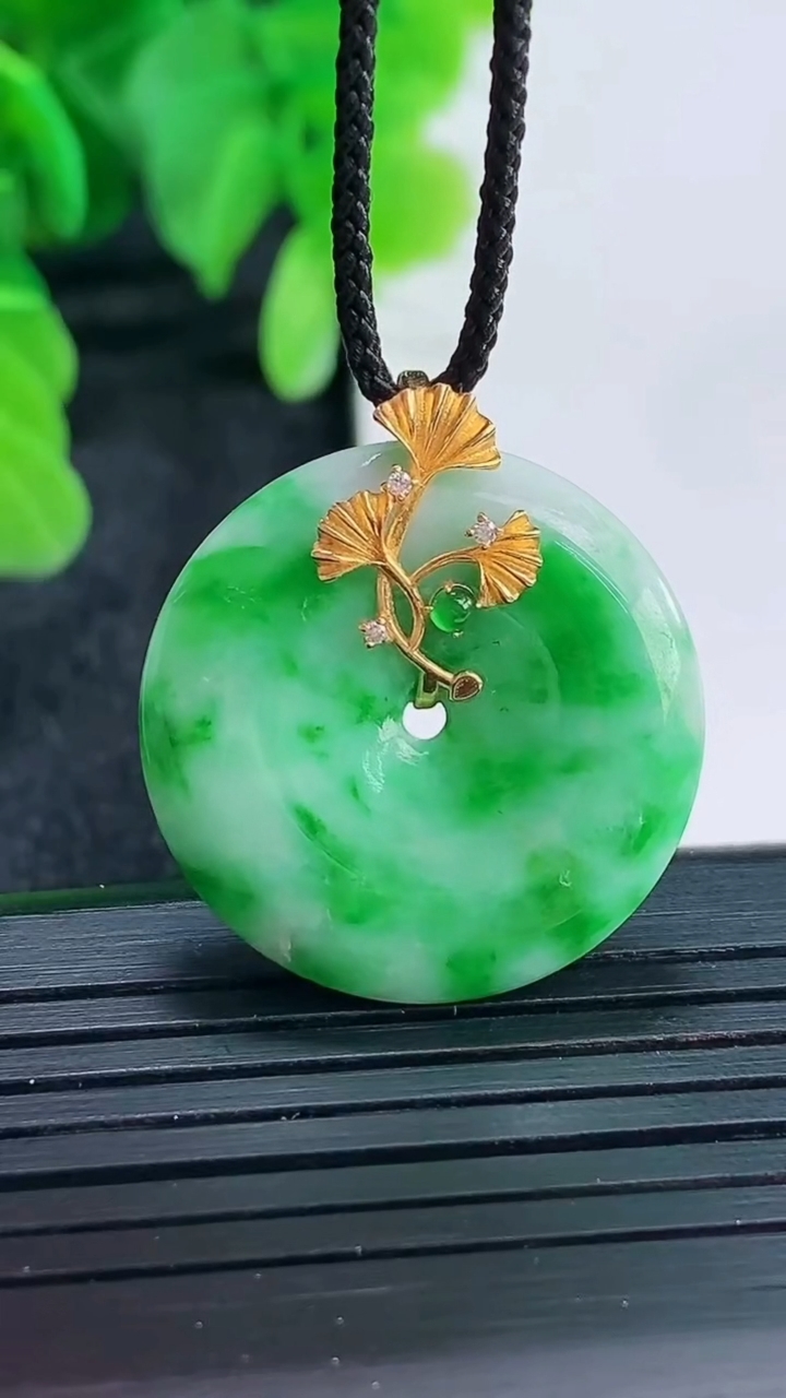 天然A货翡翠平安扣吊坠尺寸27.2-24-4.9重量:6.62g
4月16日