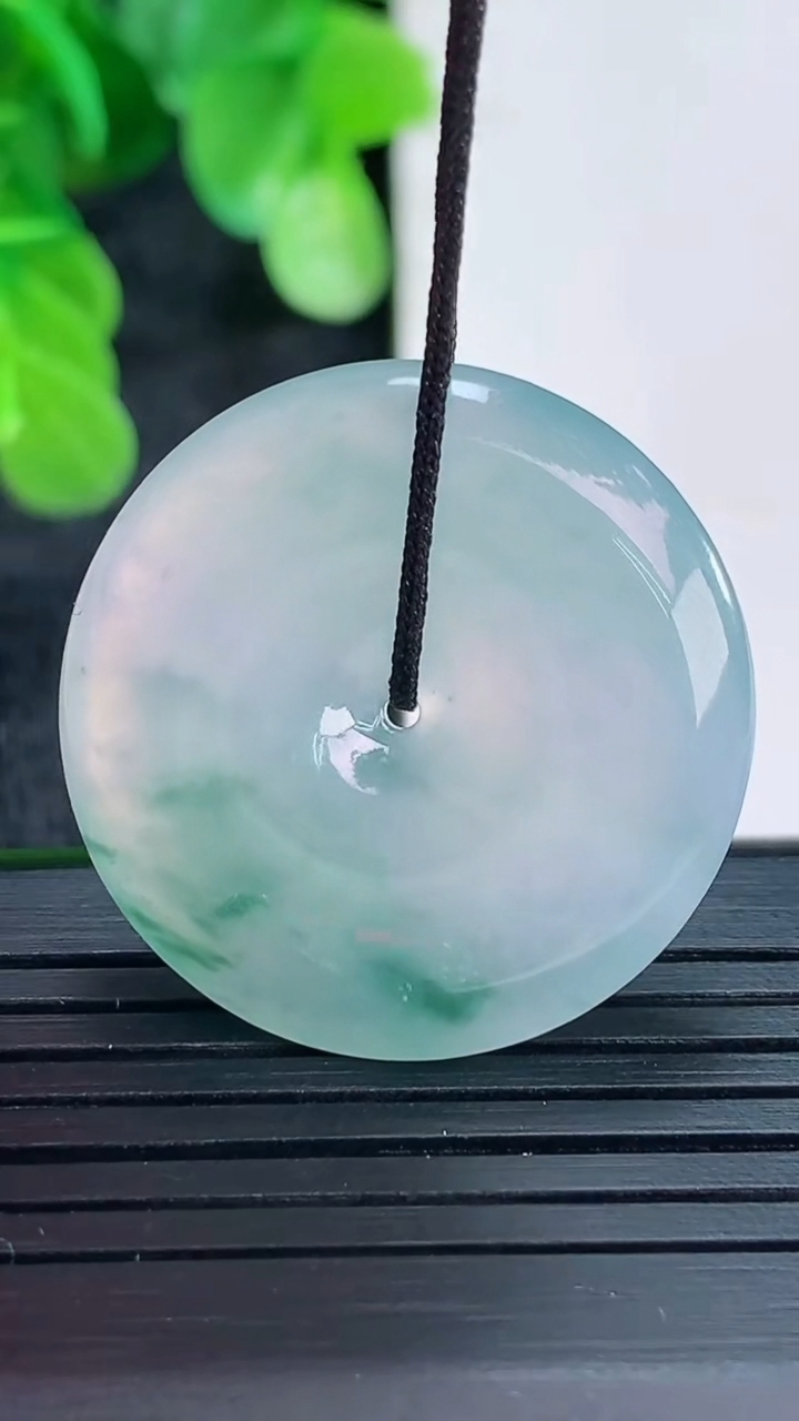 天然A货翡翠飘花平安扣吊坠尺寸28.2-5.4重量:9.38g
4月16日