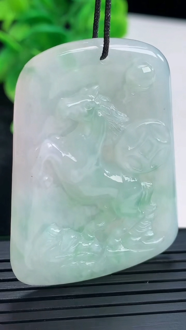 天然A货翡翠生肖马吊坠尺寸49.1-36.5-5.2重量:19.39g
4月16日