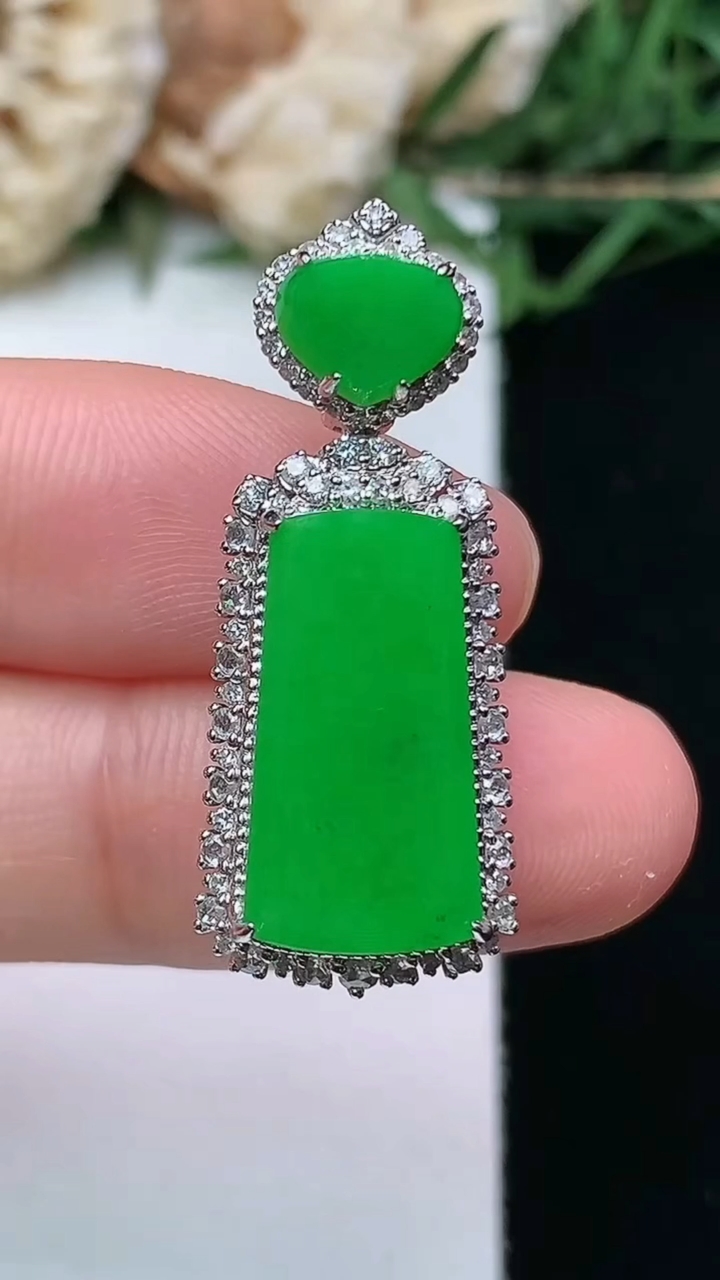 天然A货翡翠无事牌吊坠，尺寸31-12.7-8，裸石16.7-8.7，重量:4.14g
4月16日