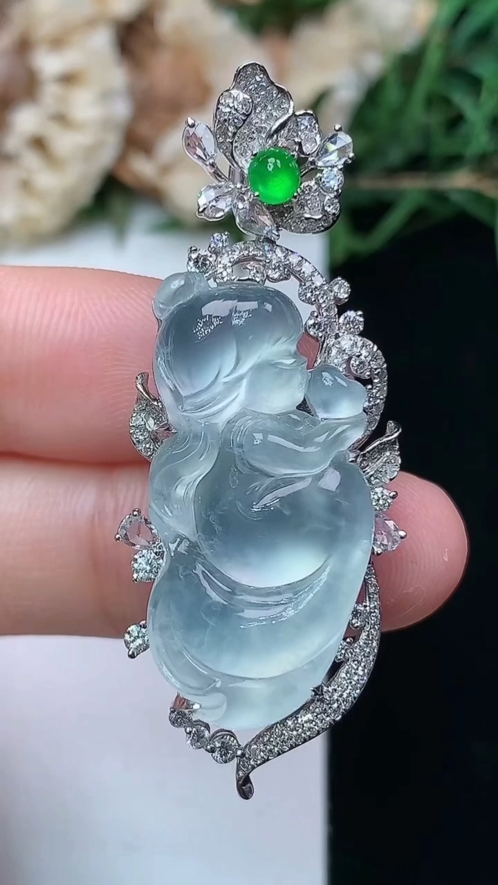 天然A货翡翠白冰花仙子吊坠，尺寸46.2-18.6-8.5，裸石28.3-13.8，重量:11.33g
4月16日