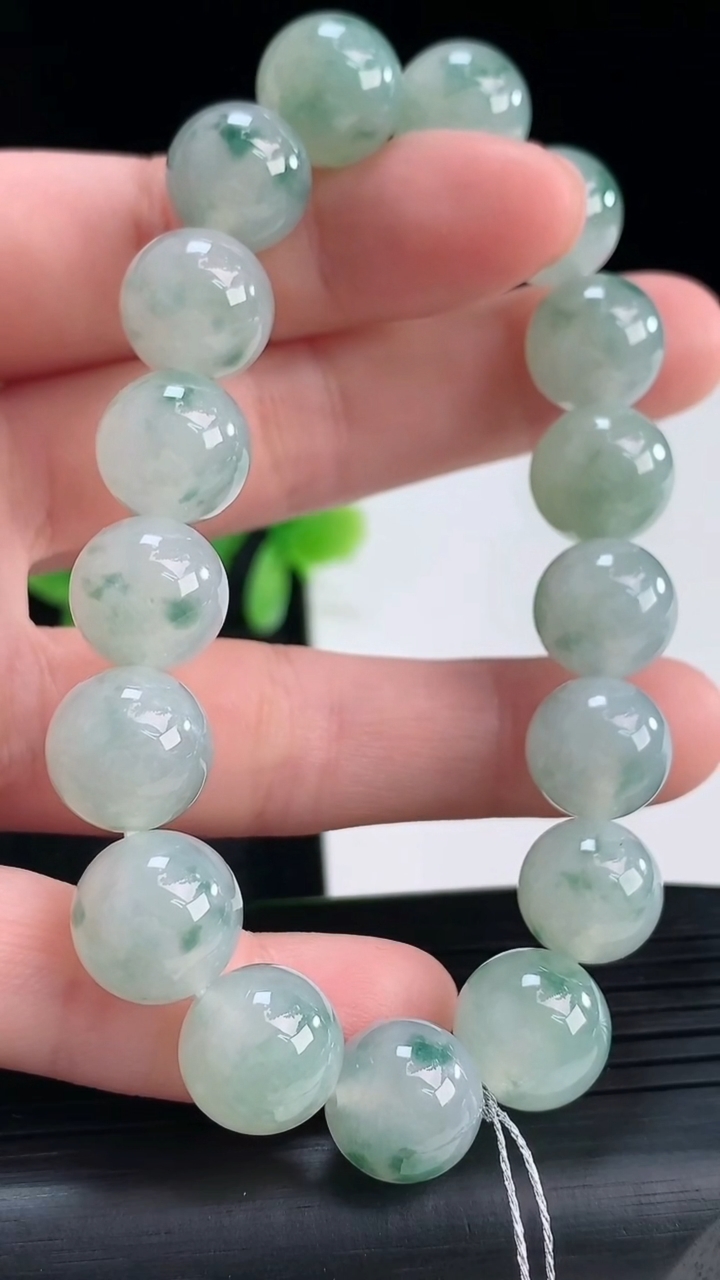 天然A货翡翠飘花圆珠手串尺寸11.2-17颗重量:40.93g4月16日
工厂直销收藏佳品,种好水足，色泽均匀，有种有色，上手高大气！