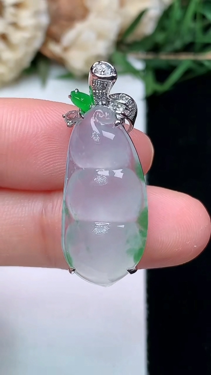 天然A货翡翠福豆吊坠，尺寸24.6-11.8-7.8，重量:4.00g
4月16日