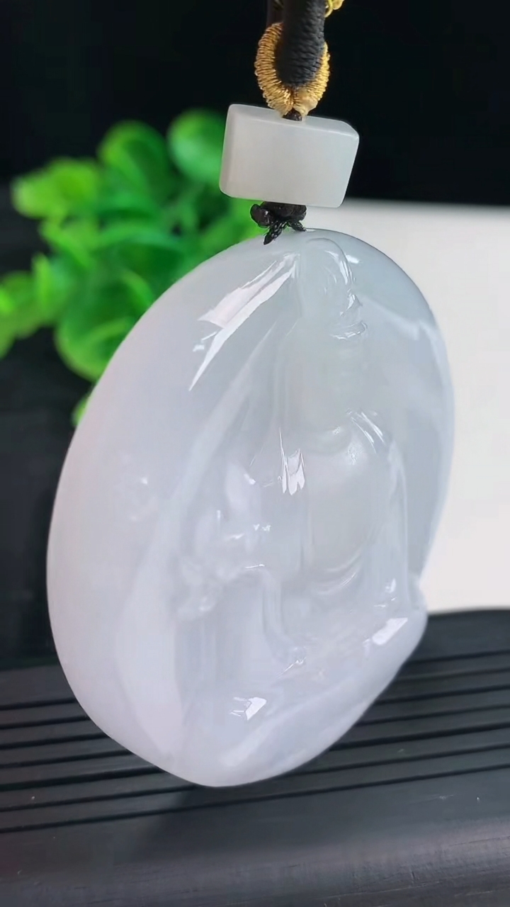 天然A货翡翠紫罗兰大势至菩萨吊坠尺寸53-52.6-11重量:64.38g
4月16日