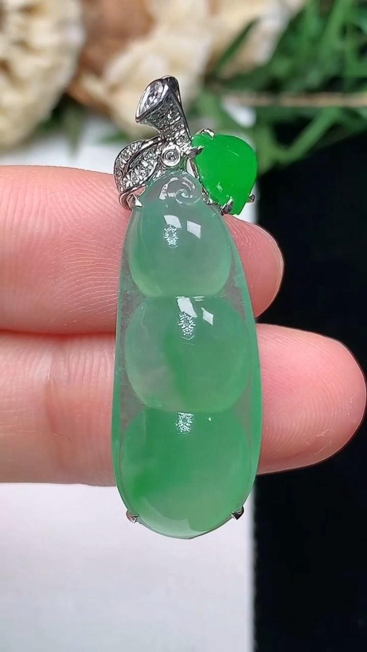 天然A货翡翠福豆吊坠，尺寸27-11-7.9，重量:4.63g
4月16日