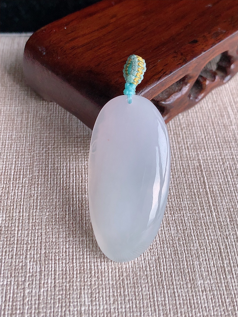 天然A货翡翠白冰观音吊坠 
尺寸41-19.8-8.4mm 重量12.00g 0415