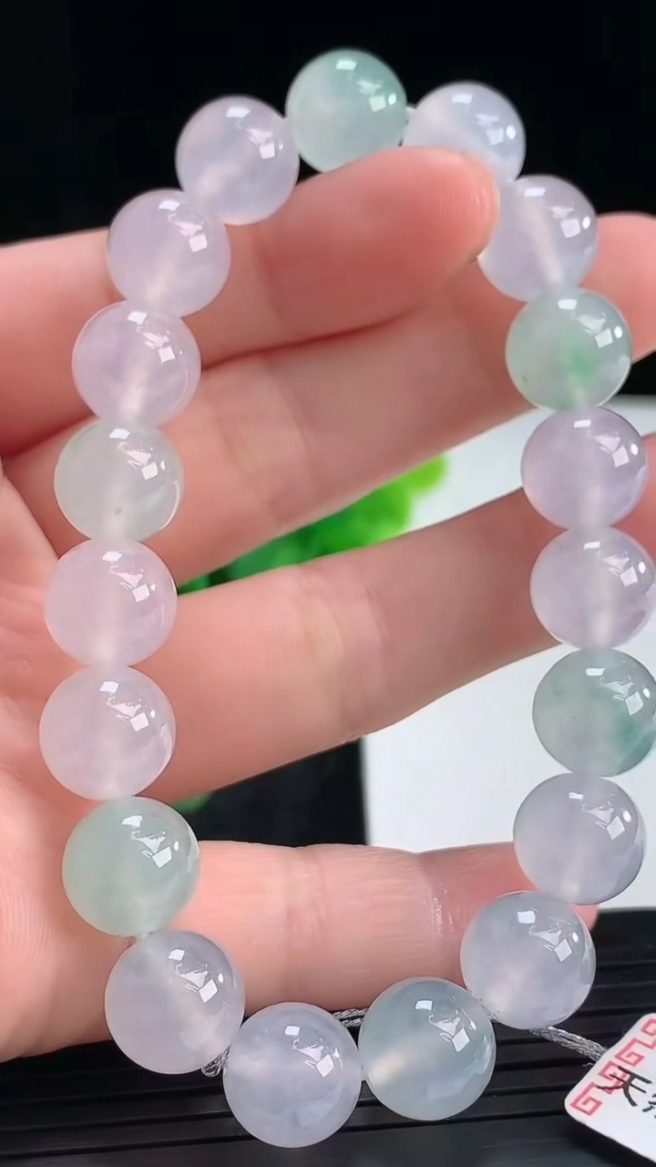 天然A货翡翠圆珠手串尺寸9.7-19颗重量:33.08g4月16日
工厂直销收藏佳品,种好水足，色泽均匀，有种有色，上手高大气！