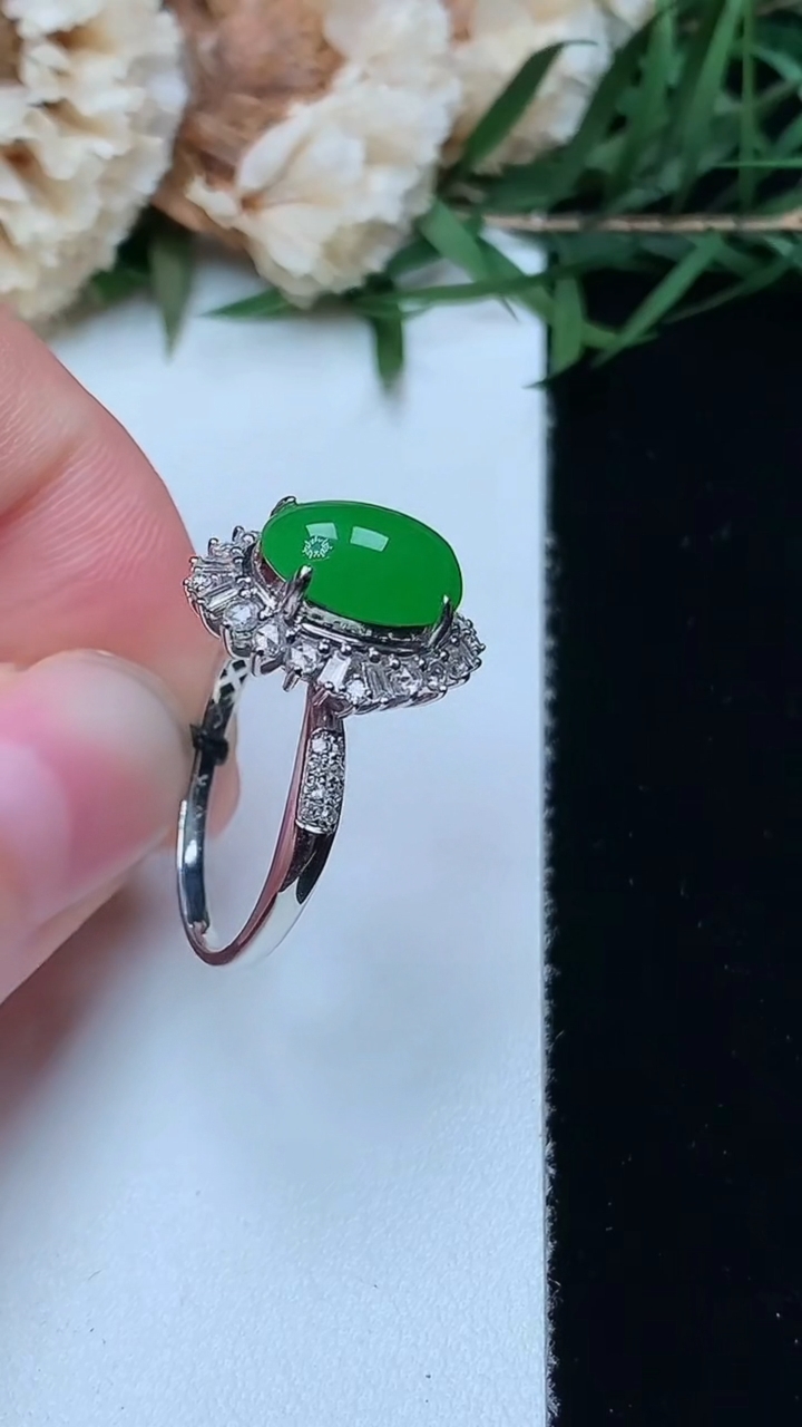 天然A货翡翠蛋面戒指，尺寸16.7-9.8-7.3，重量:3.15g2026年4月16日
工厂直销收藏佳品,种好水足，色泽均匀，有种有色，上手高大气！