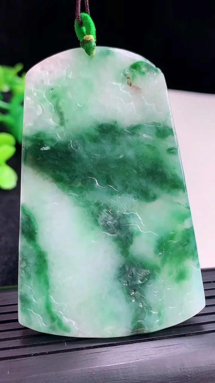 天然A货翡翠牌吊坠尺寸67.6-43.5-5.2重量:32.68g
4月16日