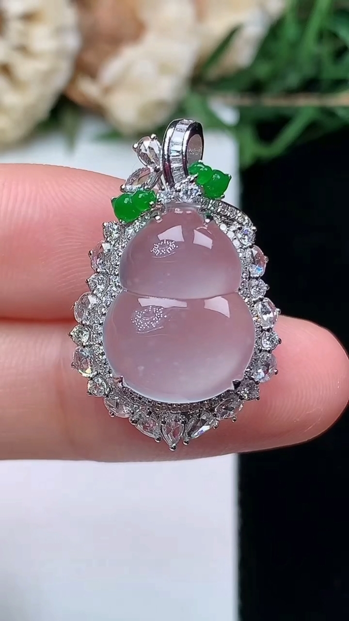 天然A货翡翠白冰葫芦吊坠，尺寸26.3-17-10.5
4月16日，重量:3.03g