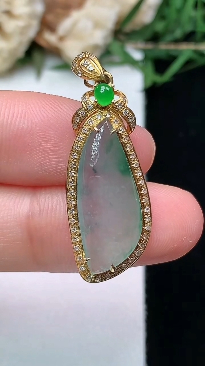 天然A货翡翠飘花随形吊坠，尺寸31.8-11.4-6.3，裸石20.2-8.4，重量:2.78g
4