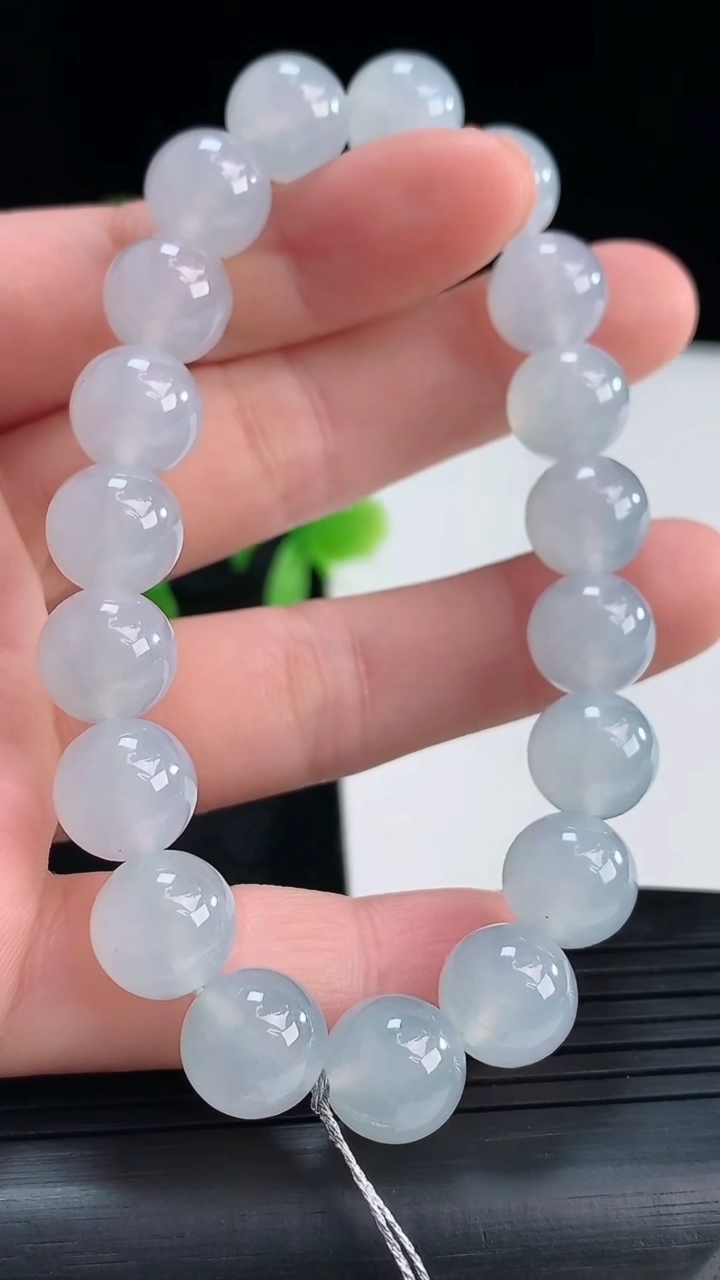 天然A货翡翠紫罗兰圆珠手串尺寸9.8-19颗重量:32.82g4月16日
工厂直销收藏佳品,种好水足，色泽均匀，有种有色，上手高大气！