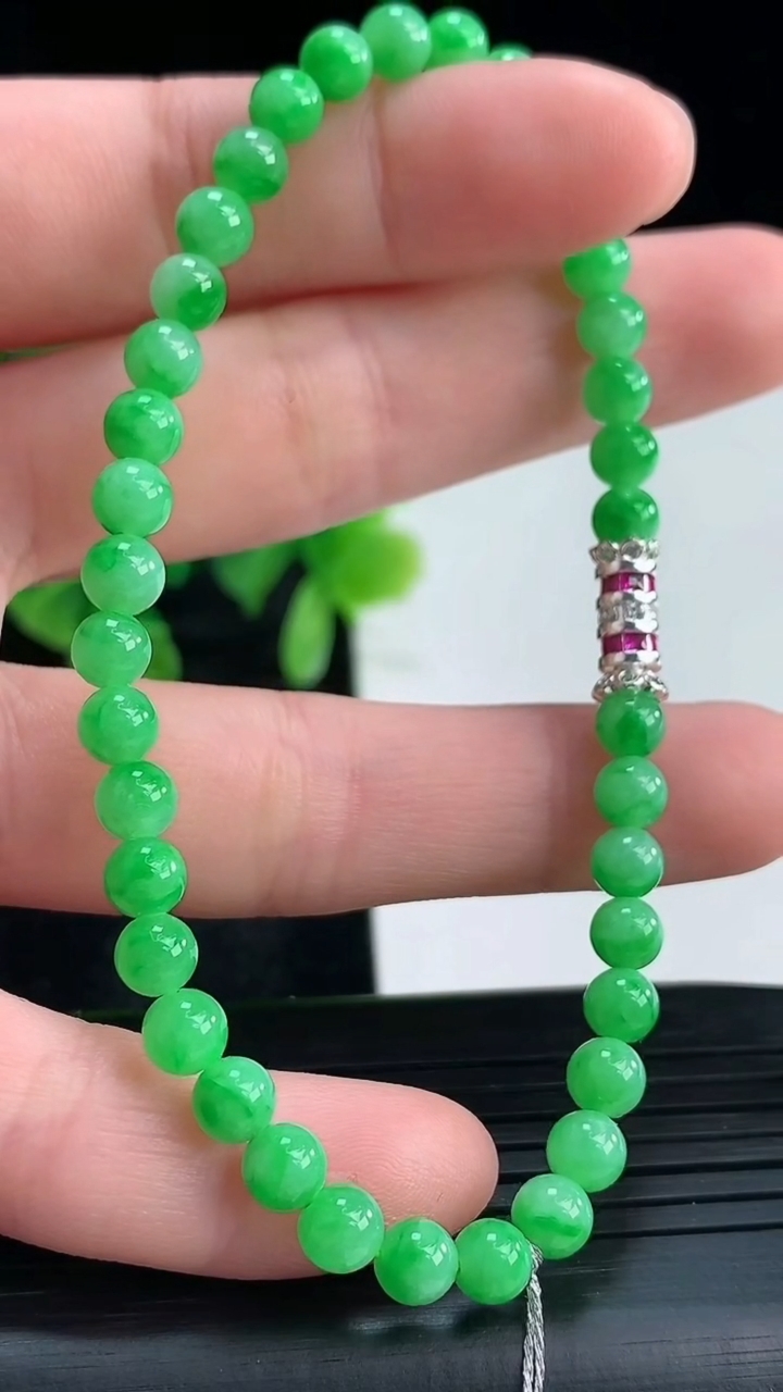 天然A货翡翠圆珠手串尺寸4.7-38颗重量:8.25g4月16日
工厂直销收藏佳品,种好水足，色泽均匀，有种有色，上手高大气！