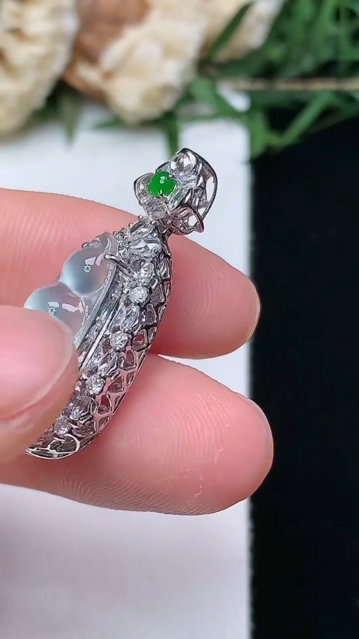 天然A货翡翠白冰福豆吊坠，尺寸28.4-11.5-10.4，裸石16.6-7.9，重量:3.78g
4月16日