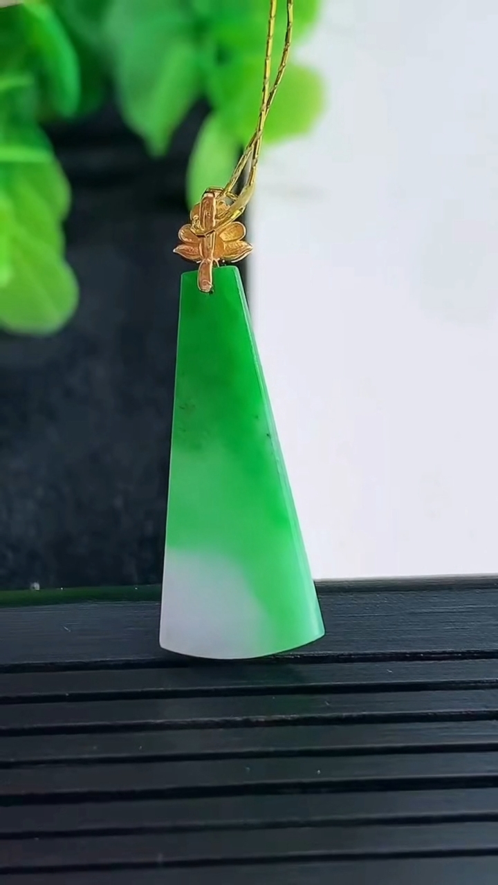 天然A货翡翠无事牌吊坠尺寸30-10.5-3.1重量:1.49g
4月16日