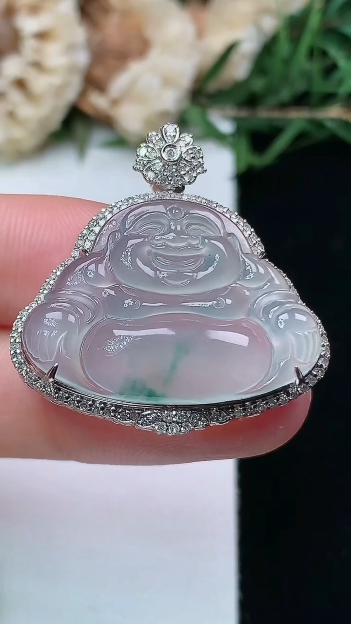 天然A货翡翠飘花佛公吊坠，尺寸30.2-28.8-8.9，裸石18.7-25.9，重量:5.29g
4月16日