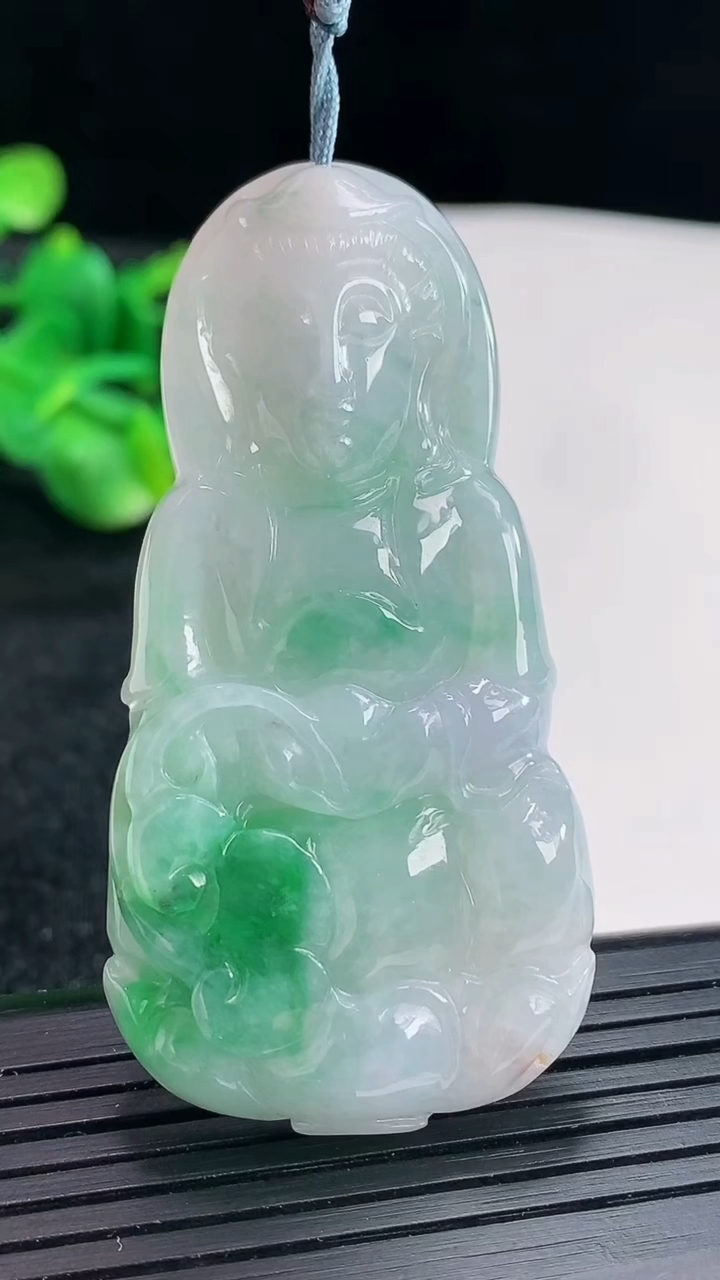 天然A货翡翠正装观音吊坠尺寸59.5-30-6.5重量:22.25g
4月16日