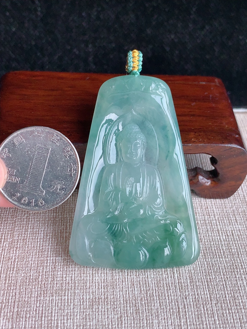 天然A货翡翠飘花阿弥陀佛吊坠 
尺寸57.6-38.3-5.2mm 重量24.66g 0415