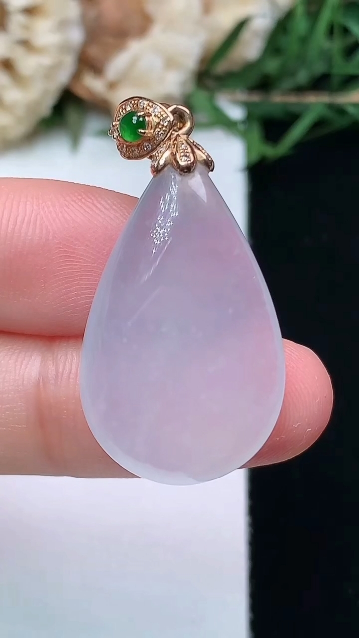 天然A货翡翠白冰水滴吊坠，尺寸26-16.9-5.8，重量:5.33g
4月16日
