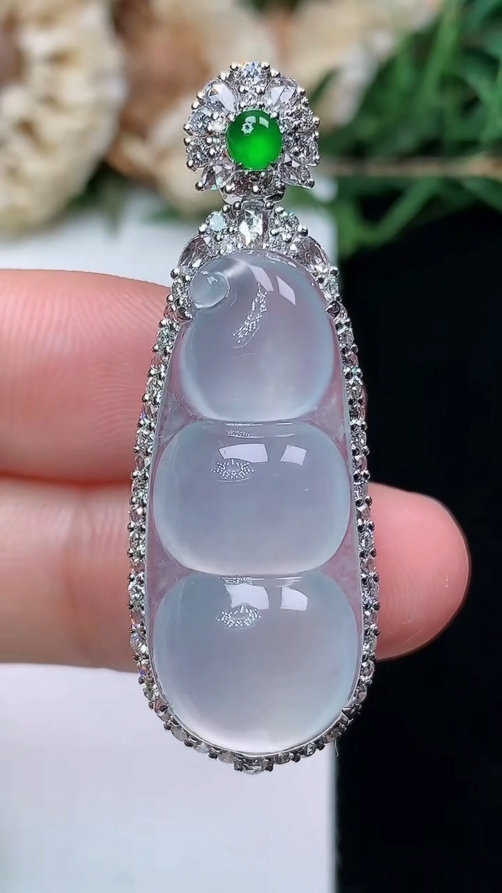 天然A货翡翠白冰福豆吊坠，尺寸41.5-14.9-11.5，裸石29.2-12.2，重量:7.74g