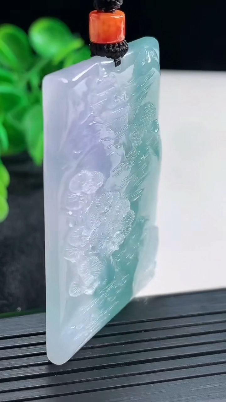 天然A货翡翠紫罗兰飘花山水牌吊坠尺寸55.2-35.2-5.7重量:37.01g
4月16日