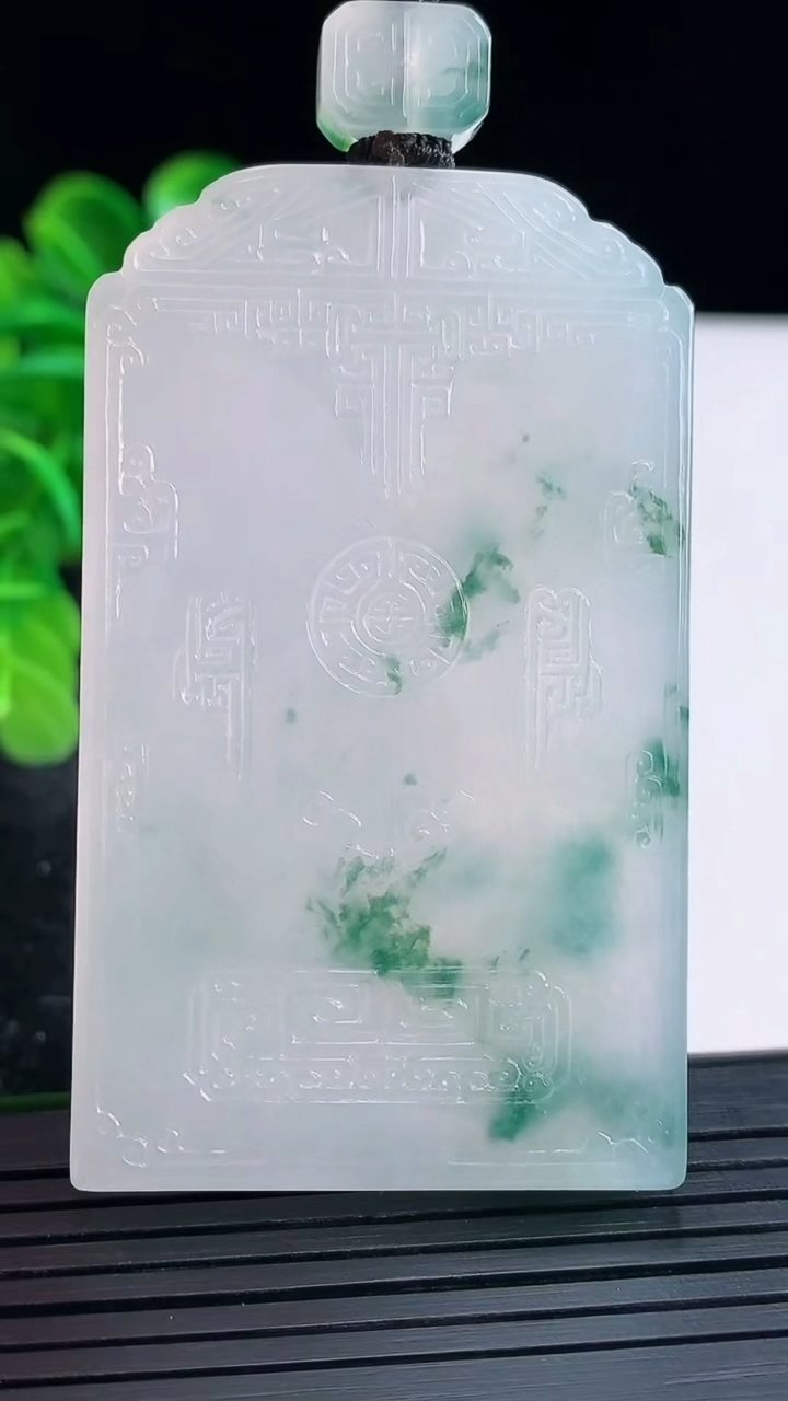 天然A货翡翠种飘花仿古无事牌吊坠尺寸62.8-37.9-7.1重量:49.87g
4月16日