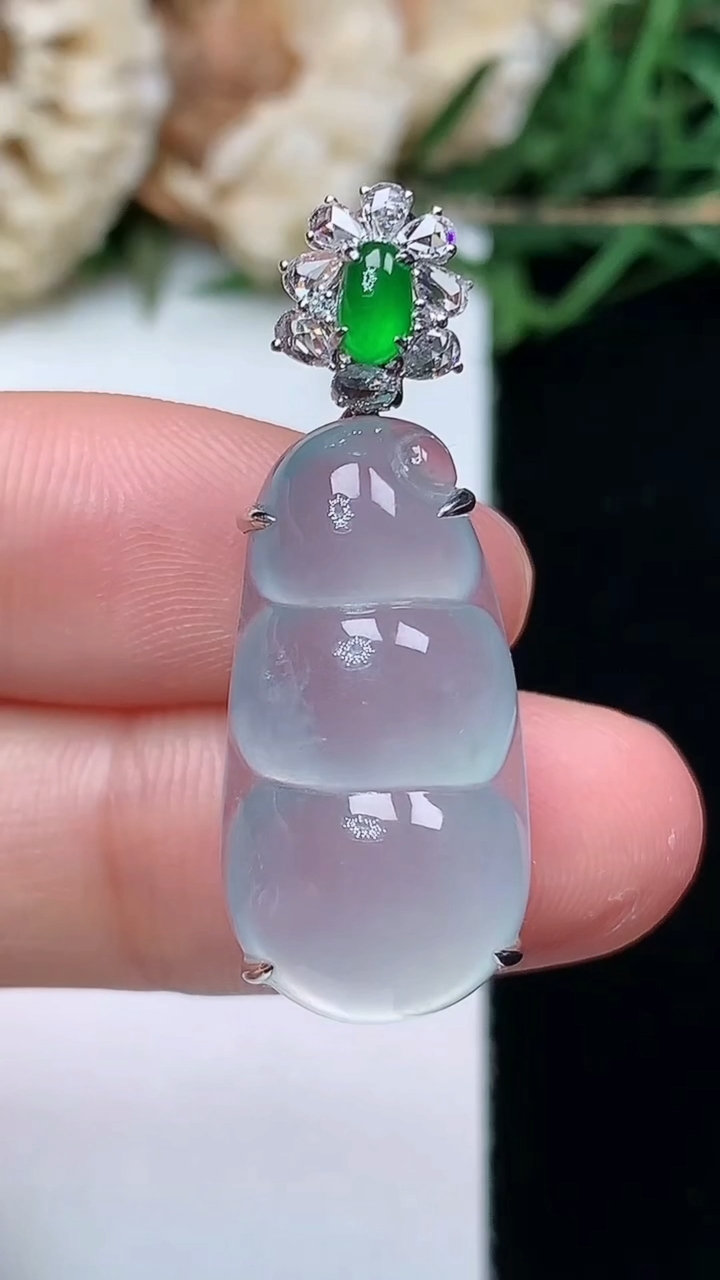 天然A货翡翠白冰福豆吊坠，尺寸23-12.2-9.4，重量:5.00g
4月16日