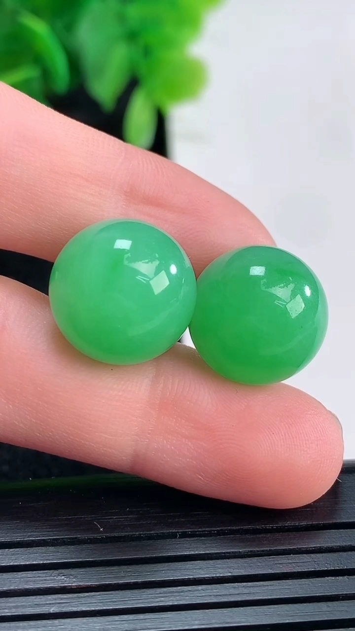 天然A货翡翠圆珠镶嵌件一对尺寸13.2重量:10.70g
4月16日