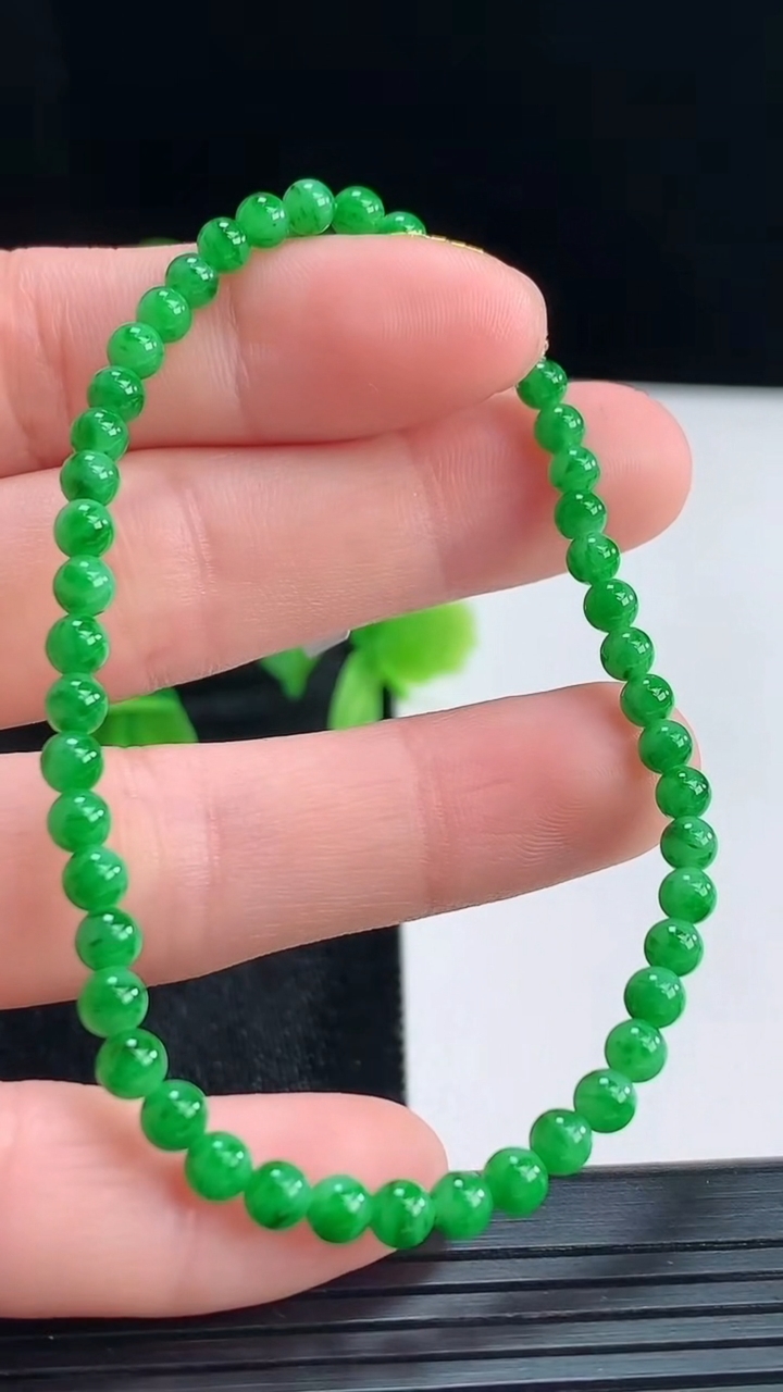 天然A货翡翠小米珠手串尺寸3.3-46颗重量:4.25g4月16日
工厂直销收藏佳品,种好水足，色泽均匀，有种有色，上手高大气！