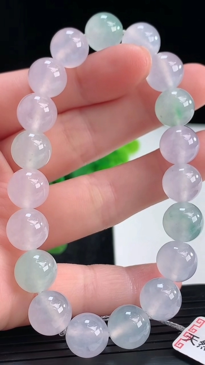 天然A货翡翠圆珠手串尺寸9.7-19颗重量:33.08g4月16日
工厂直销收藏佳品,种好水足，色泽均匀，有种有色，上手高大气！
