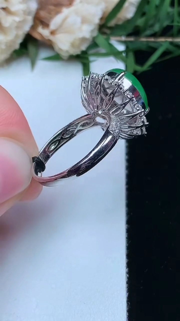 天然A货翡翠蛋面戒指，尺寸17.4-11.9-10.3，重量:4.49g2026年4月16日
工厂直销收藏佳品,种好水足，色泽均匀，有种有色，上手高大气！