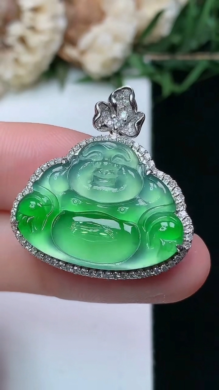 天然A货翡翠佛公吊坠，尺寸27-25.2-6.3，裸石17.3-22.6，重量:6.15g
4月16日