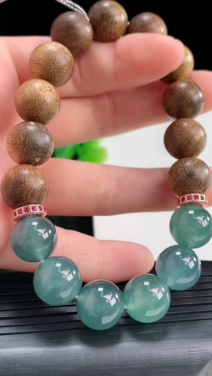 天然A货翡翠檀香圆珠手串尺寸11.7重量:26.39g4月16日
工厂直销收藏佳品,种好水足，色泽均匀，有种有色，上手高大气！