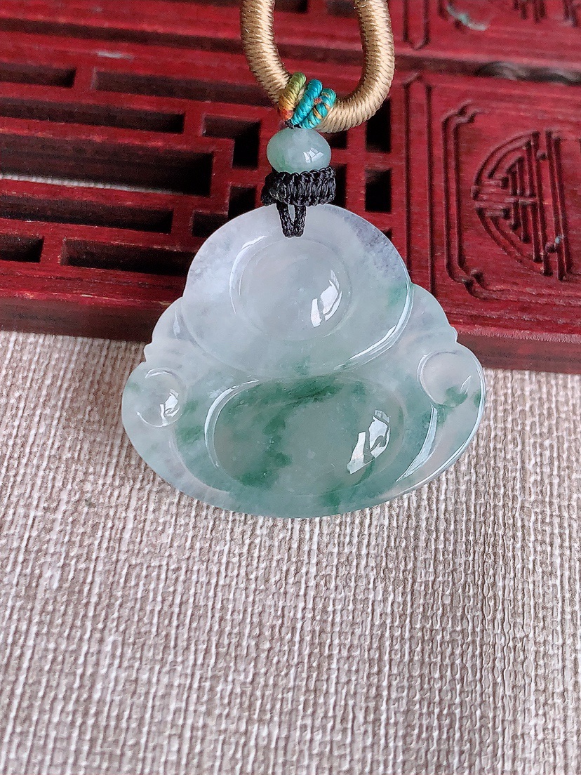 天然A货翡翠飘花佛公吊坠 
尺寸27.2-31-6.5mm 重量11.16g 0415